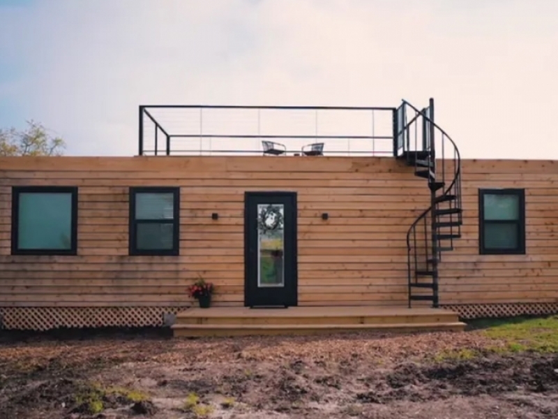Casa contenedor pequeña pero de lujo con patio en el techo de Texas